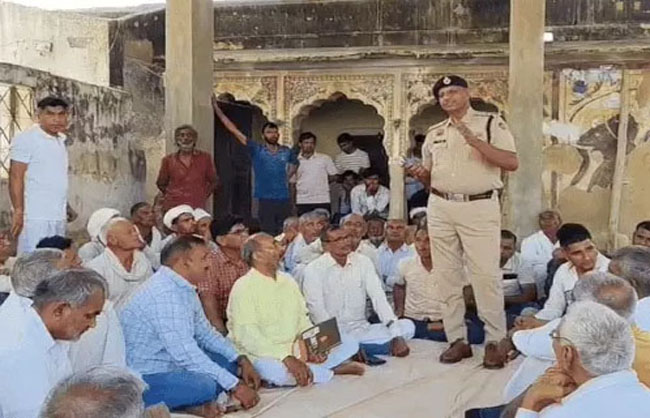 पंचायत में अपनी बात रखते हुए नांगल चौधरी थाना प्रभारी छतरपाल। पंचायत में अपनी बात रखते हुए नांगल चौधरी थाना प्रभारी छतरपाल।