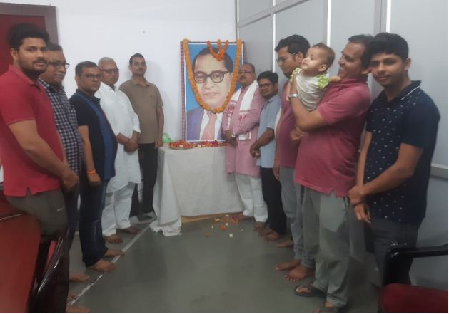 बाबा साहब के चित्र पर पुष्पांजलि करते स्वयंसेवक