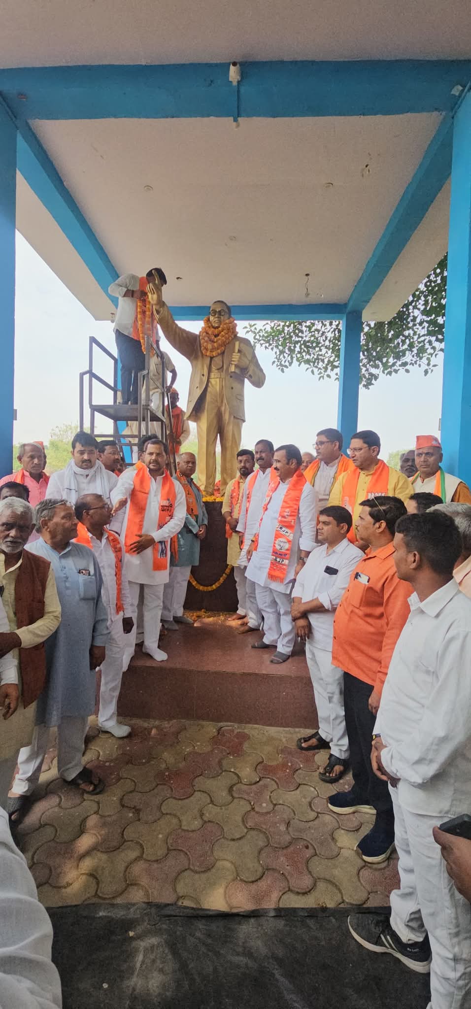 बाबा साहब की जयंती मनाते भाजपा पदाधिकारी बाबा साहब की जयंती मनाते भाजपा पदाधिकारी