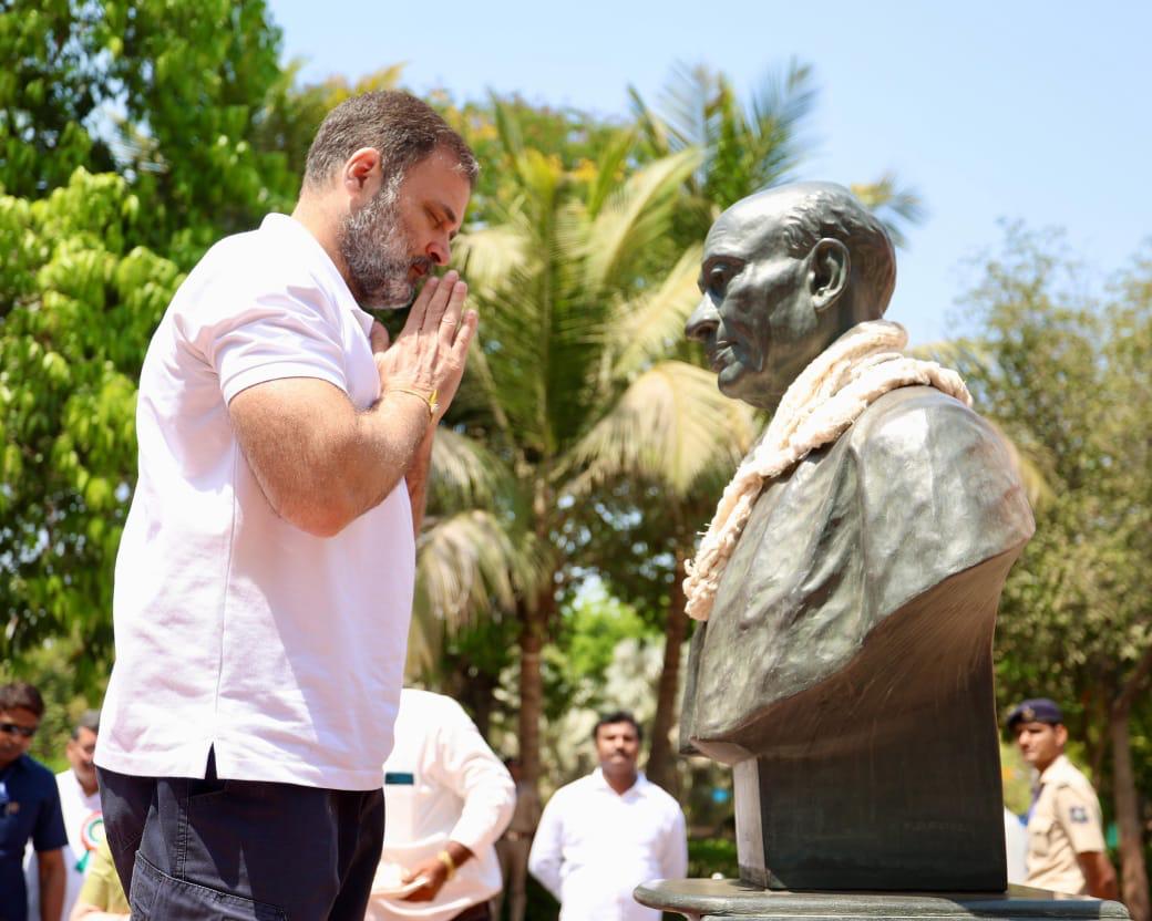सरदार पटेल को श्रद्धांजलि अर्पित करते कांग्रेस नेता राहुल गांधी (फाइल फोटो) सरदार पटेल को श्रद्धांजलि अर्पित करते कांग्रेस नेता राहुल गांधी (फाइल फोटो)