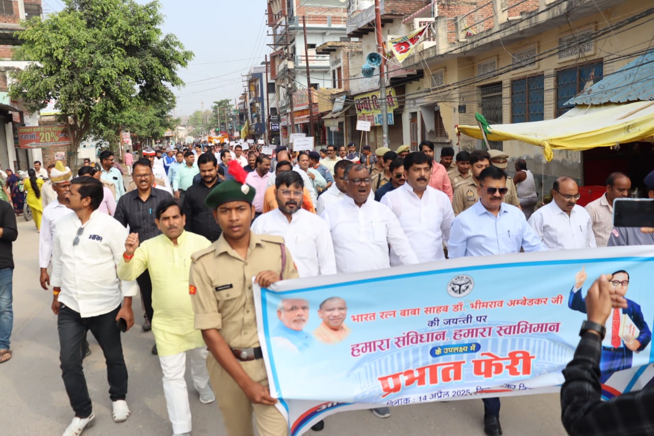 रैली निकालते हुए स्कूल के बच्चे अधिकारी मंत्री गिरीश चंद्र यादव रैली निकालते हुए स्कूल के बच्चे अधिकारी मंत्री गिरीश चंद्र यादव