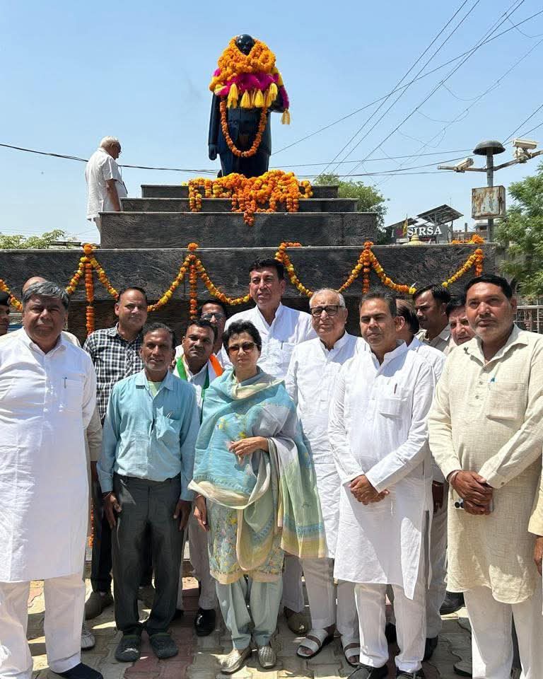 डा. अंबेडकर की प्रतिमा पर माल्यार्पण करती सांसद कुमारी सैलजा। डा. अंबेडकर की प्रतिमा पर माल्यार्पण करती सांसद कुमारी सैलजा।