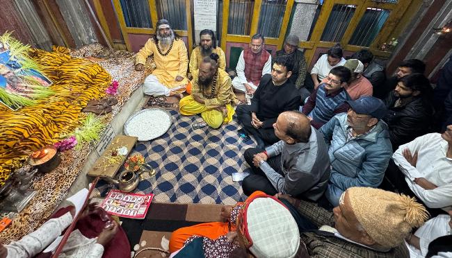 कपाट खुलने की तिथि तय करते पुराेहित। कपाट खुलने की तिथि तय करते पुराेहित।