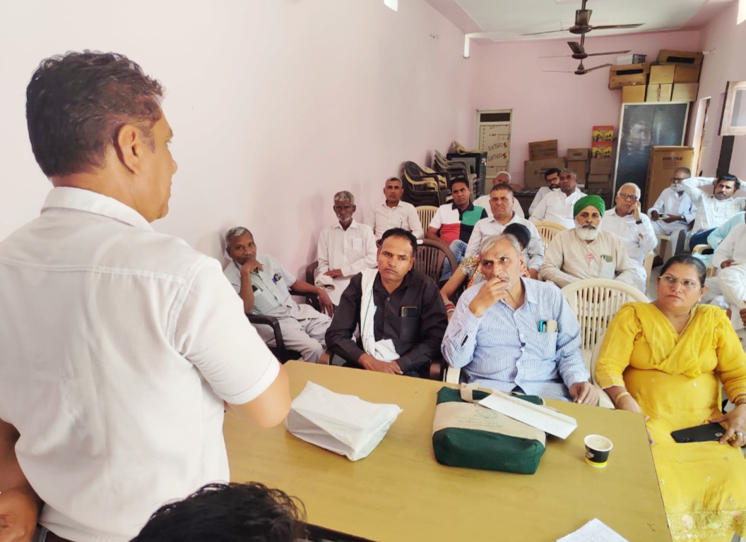 सेमिनार में भाग लेते हुए सर्व कर्मचारी संघ के पदाधिकारी। सेमिनार में भाग लेते हुए सर्व कर्मचारी संघ के पदाधिकारी।