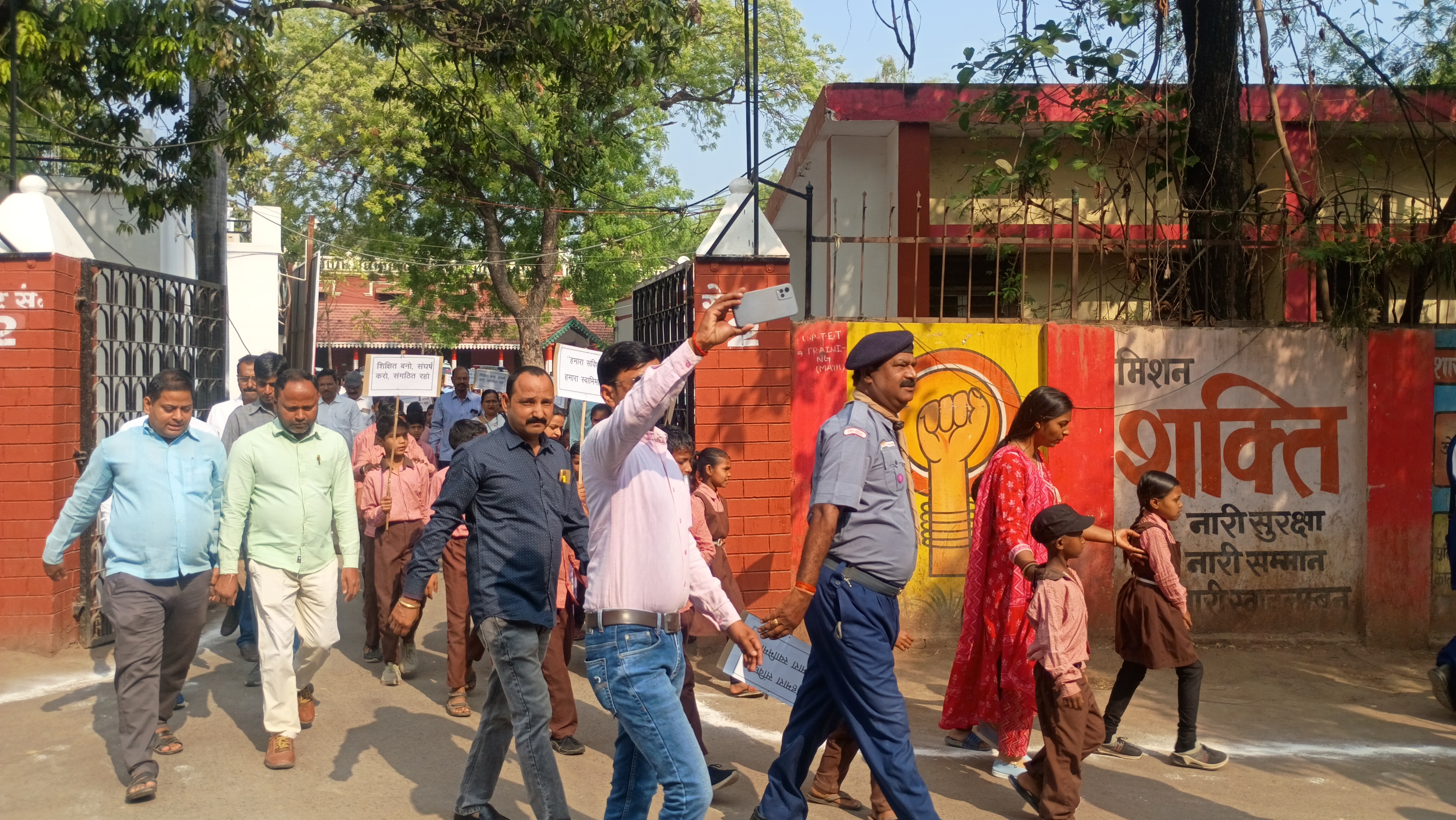 रैली में शामिल होते सरकारी स्कूल के बच्चे रैली में शामिल होते सरकारी स्कूल के बच्चे