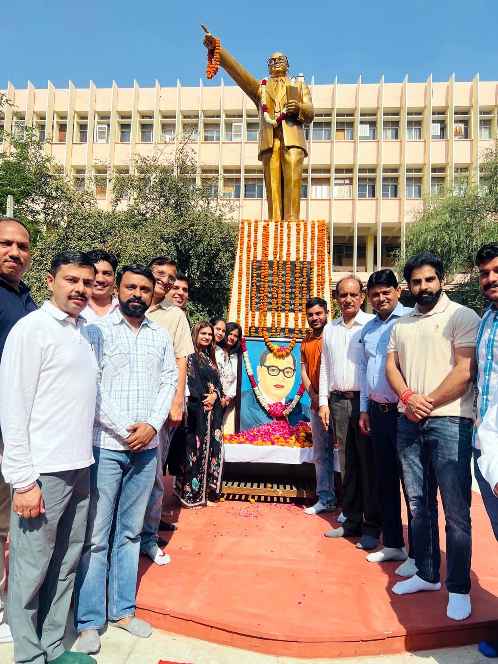 डॉ. भीमराम आंबेडकर की प्रतिमा पर माल्यार्पण व पुष्प अर्पित करते बार एसोसिएशन के पदाधिकारी व सदस्य। डॉ. भीमराम आंबेडकर की प्रतिमा पर माल्यार्पण व पुष्प अर्पित करते बार एसोसिएशन के पदाधिकारी व सदस्य।