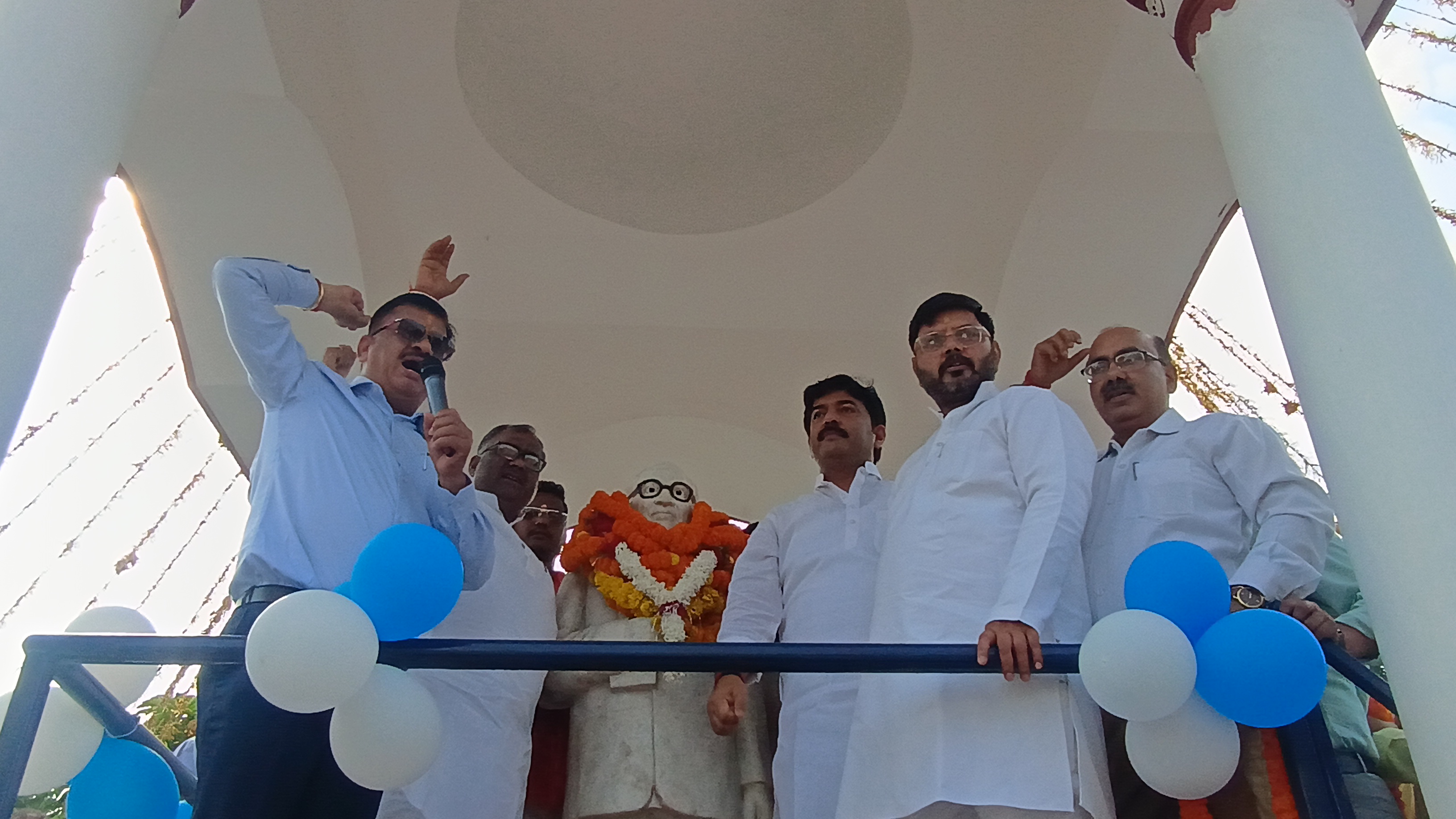 अंबेडकर पार्क पहुंचकर माल्यार्पण करते राज्य मंत्री गिरीश चंद्र यादव, जिलाधिकारी डॉ दिनेश चंद्र, एवं अन्य लोग अंबेडकर पार्क पहुंचकर माल्यार्पण करते राज्य मंत्री गिरीश चंद्र यादव, जिलाधिकारी डॉ दिनेश चंद्र, एवं अन्य लोग