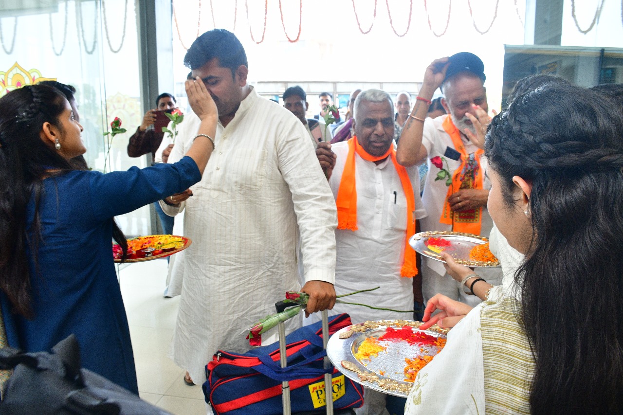 अयोध्या में यात्रियों का हुआ भव्य स्वागत अयोध्या में यात्रियों का हुआ भव्य स्वागत