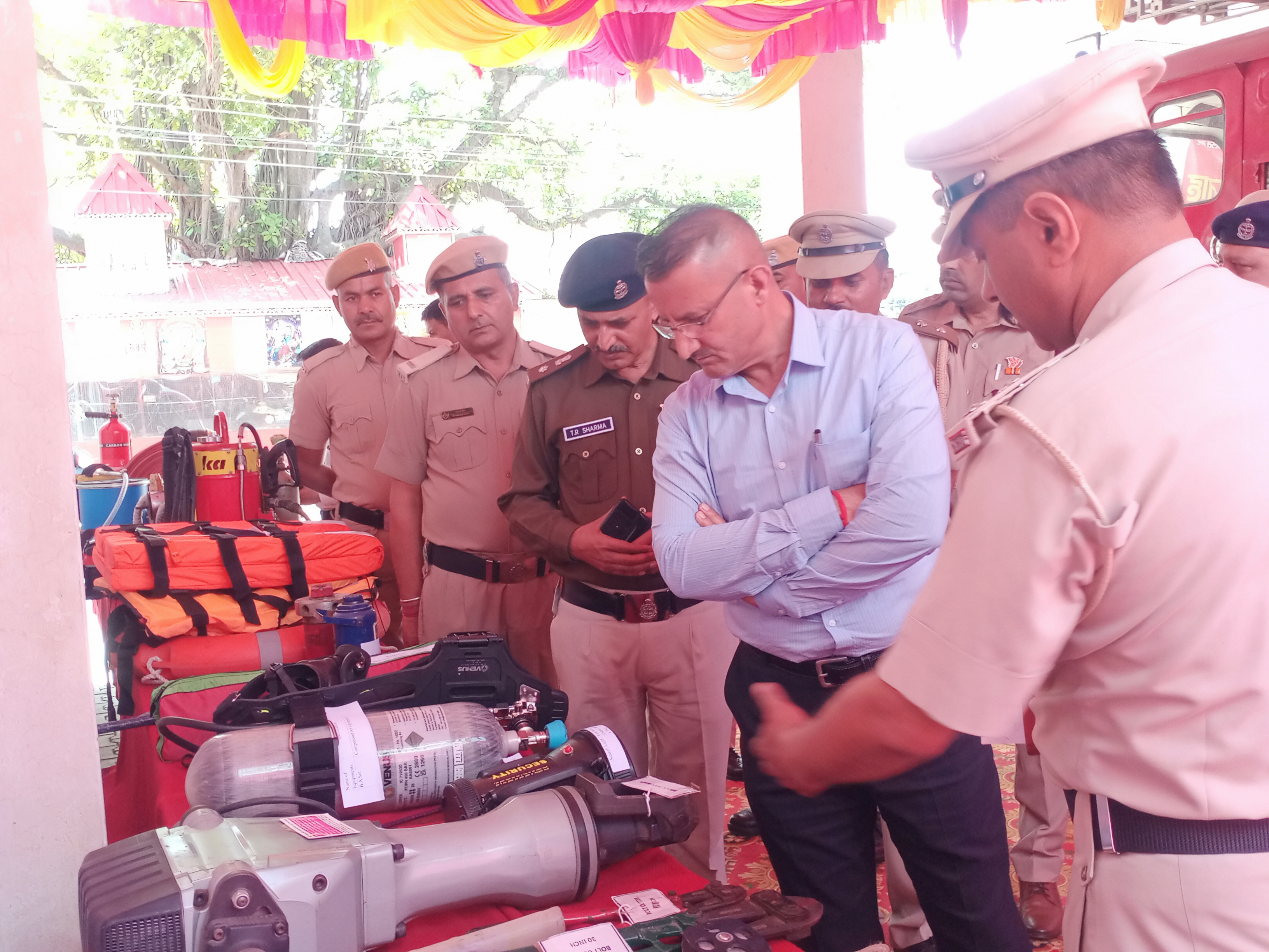 प्रदर्शनी का निरीक्षण करते डी सी सुमीत खिमटा प्रदर्शनी का निरीक्षण करते डी सी सुमीत खिमटा