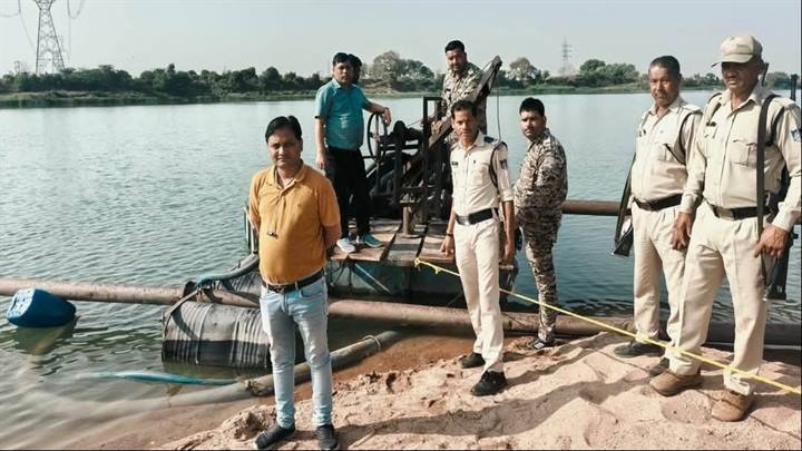 ग्वालियरः रेत के अवैध उत्खनन के खिलाफ खनिज विभाग का छापा ग्वालियरः रेत के अवैध उत्खनन के खिलाफ खनिज विभाग का छापा