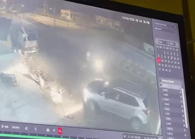 भाजपा नेताओं की कार पर बाइक सवार बदमाशों ने बम फेंका भाजपा नेताओं की कार पर बाइक सवार बदमाशों ने बम फेंका