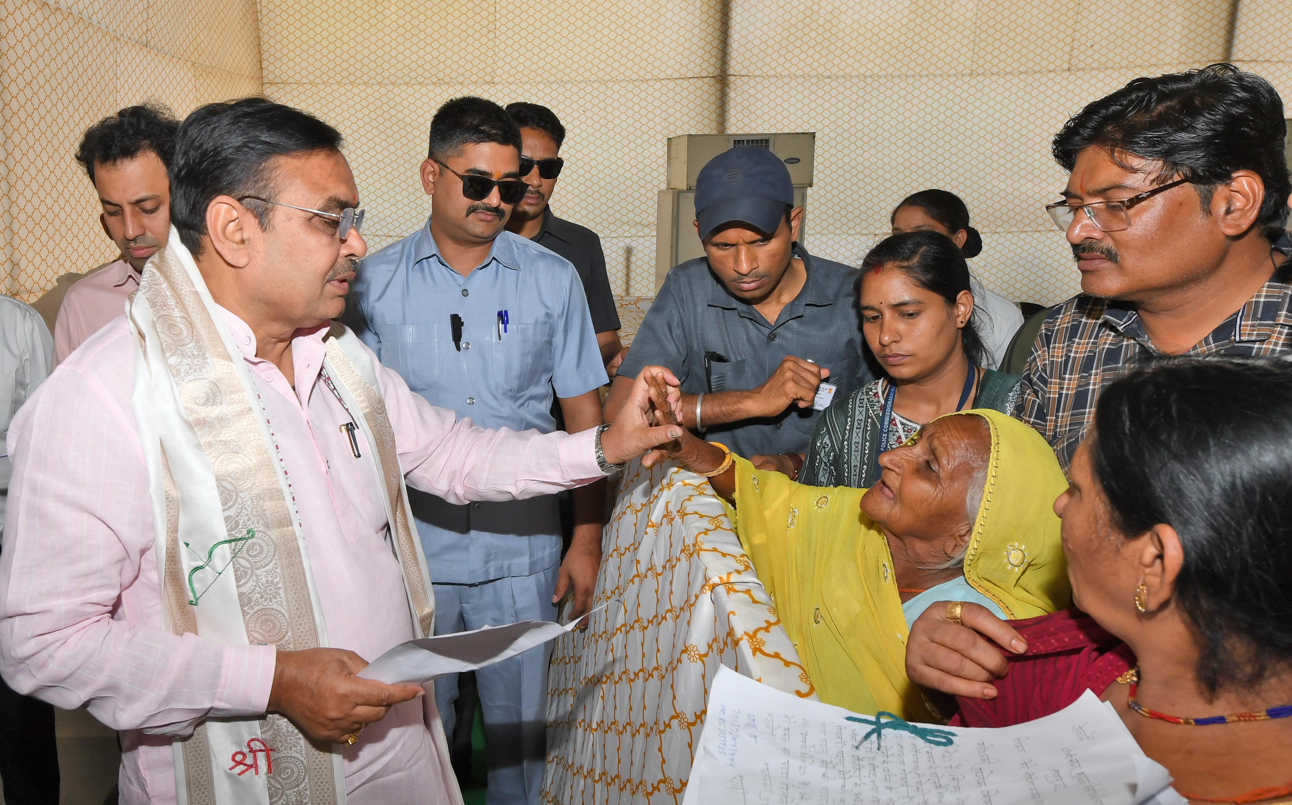 मुख्यमंत्री भजनलाल शर्मा जनसुनवाई करते हुए मुख्यमंत्री भजनलाल शर्मा जनसुनवाई करते हुए