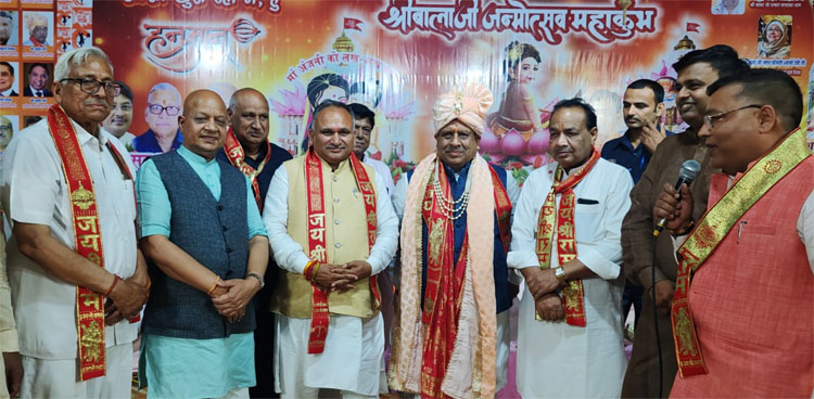 सोनीपत:अग्रसेन धाम में विजेंद्र गुप्ता व राजीव जैन का सम्मान करते हुए समाज के प्रतिनिधि सदस्य सोनीपत:अग्रसेन धाम में विजेंद्र गुप्ता व राजीव जैन का सम्मान करते हुए समाज के प्रतिनिधि सदस्य