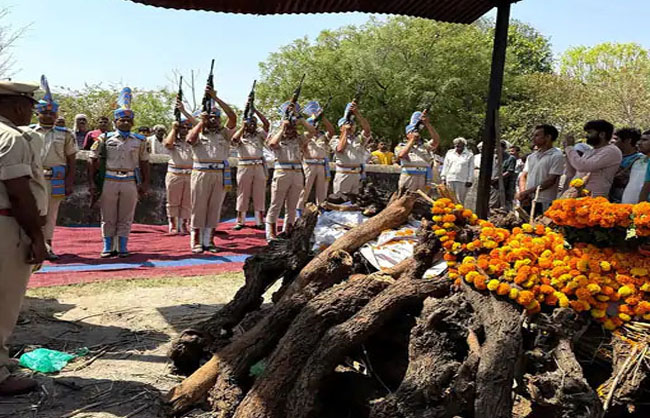 शहीद को सलामी देते हुए सीआरपीएफ के जवान। शहीद को सलामी देते हुए सीआरपीएफ के जवान।
