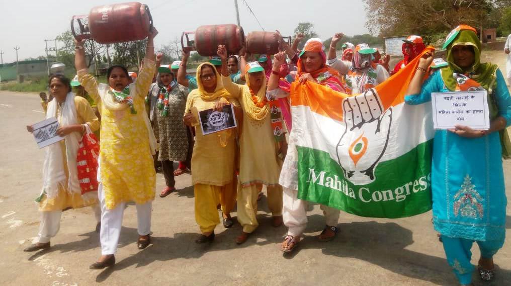 फोटो कैप्शन 14आरटीके3 : गैस सिलेंडरों के बढ़े दाम के विरोध में प्रदर्शन करते महिला कांग्रेस कार्यकत्र्ता ---- फोटो कैप्शन 14आरटीके3 : गैस सिलेंडरों के बढ़े दाम के विरोध में प्रदर्शन करते महिला कांग्रेस कार्यकत्र्ता ----