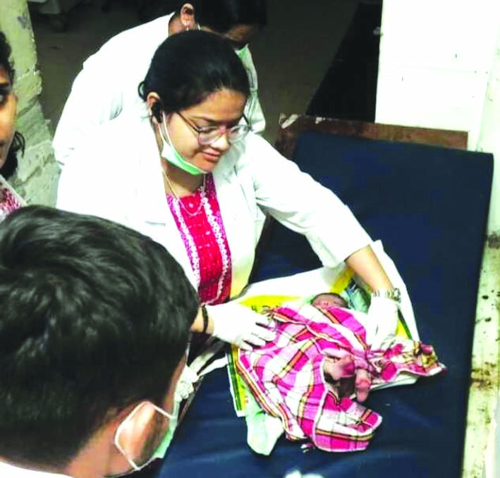 रेलवे ट्रेक पर मिली मासूम रेलवे ट्रेक पर मिली मासूम