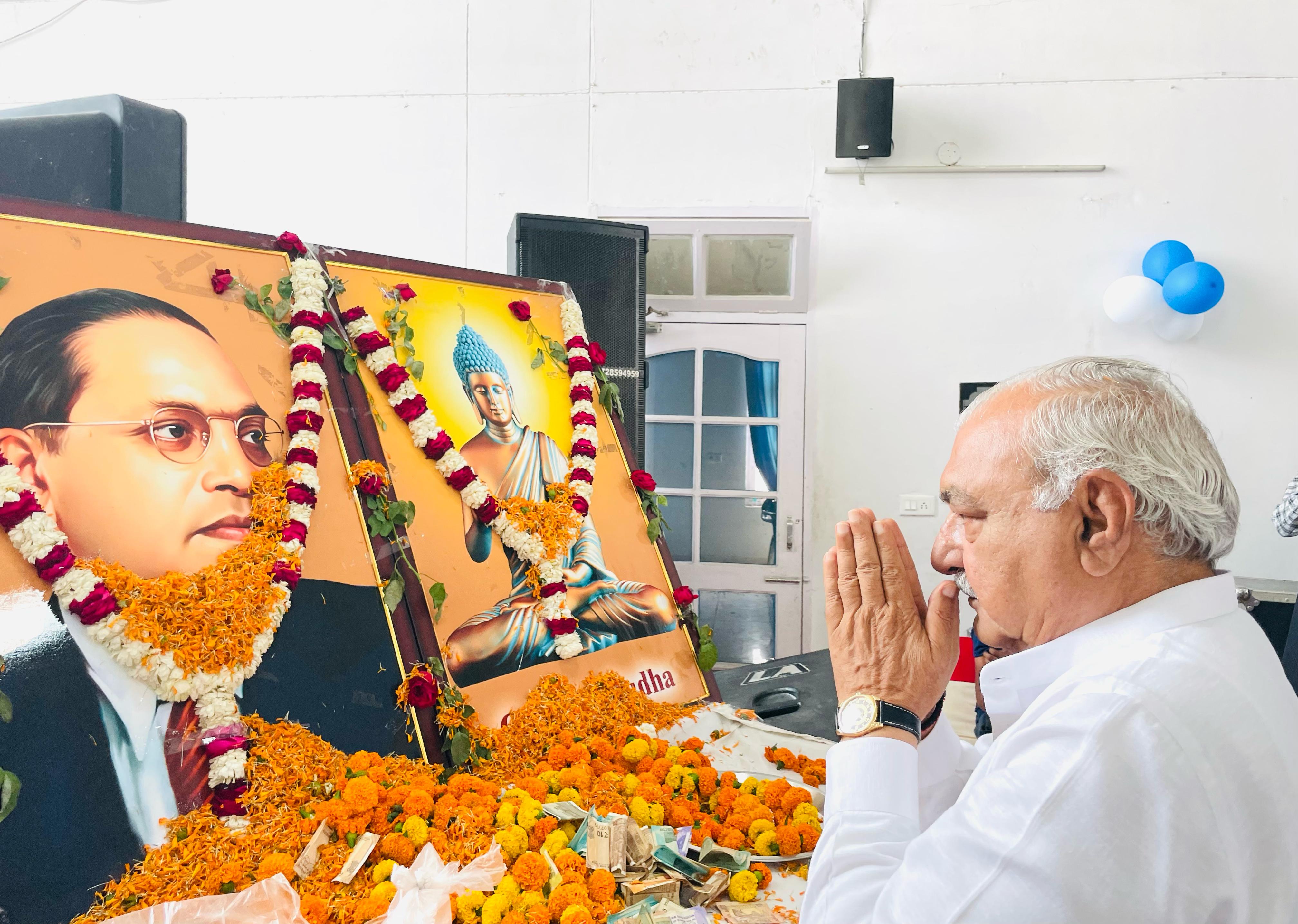 बाबासाहेब डॉ. भीमराव अंबेडकर की चित्र पर पुष्प आर्पित करते पूर्व सीएम हुड्डा। बाबासाहेब डॉ. भीमराव अंबेडकर की चित्र पर पुष्प आर्पित करते पूर्व सीएम हुड्डा।