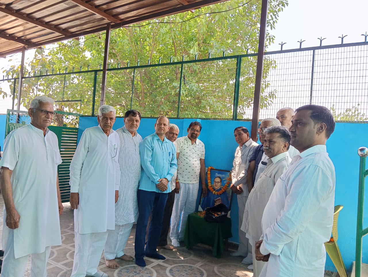 इनेलो प्रभारी प्रकाश भारती कार्यकर्ताओ से बातचीत करते हुए। इनेलो प्रभारी प्रकाश भारती कार्यकर्ताओ से बातचीत करते हुए।