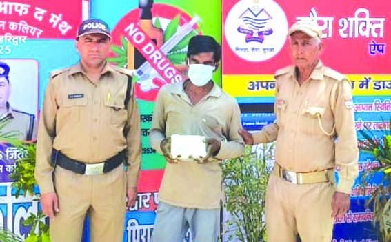 पुलिस गिरफ्त में आरोपित पुलिस गिरफ्त में आरोपित