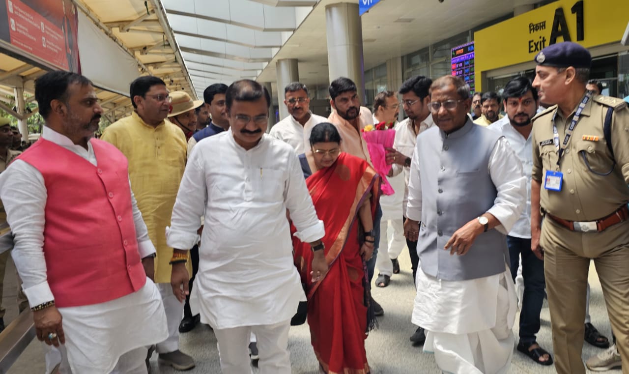एयरपोर्ट पर राज्यपाल एयरपोर्ट पर राज्यपाल