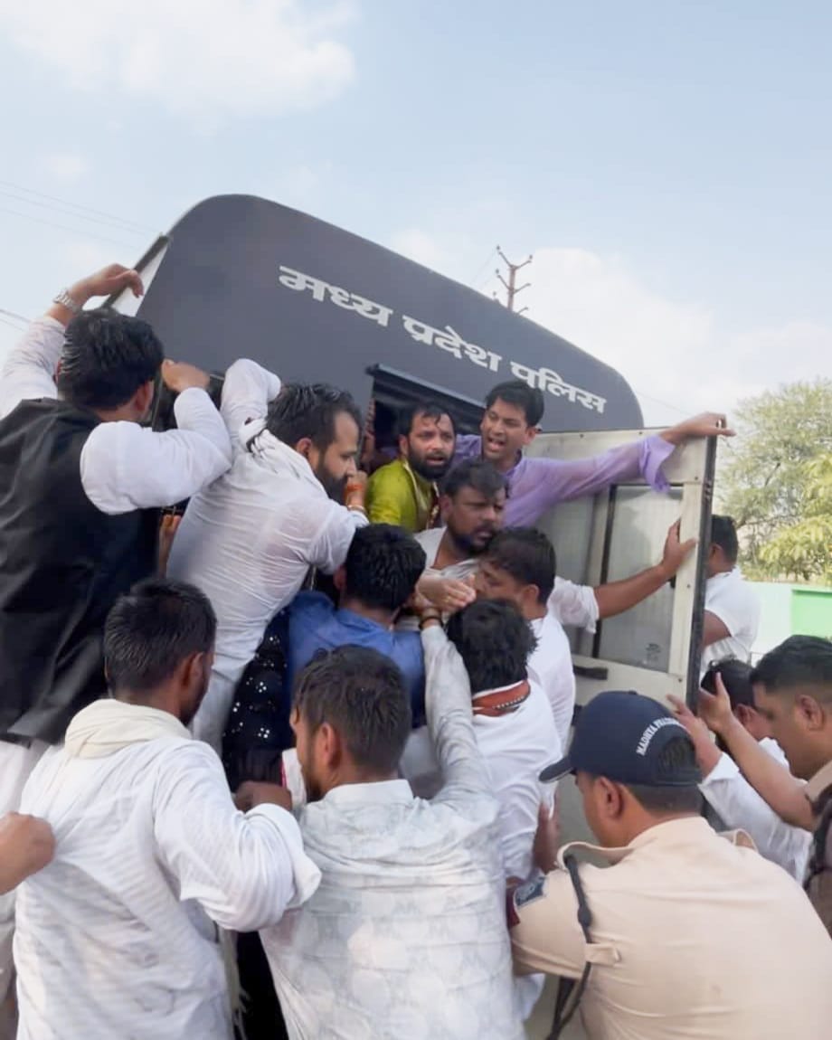 गिरफ्तार कर अस्थाई जेल ले ताते गिरफ्तार कर अस्थाई जेल ले ताते