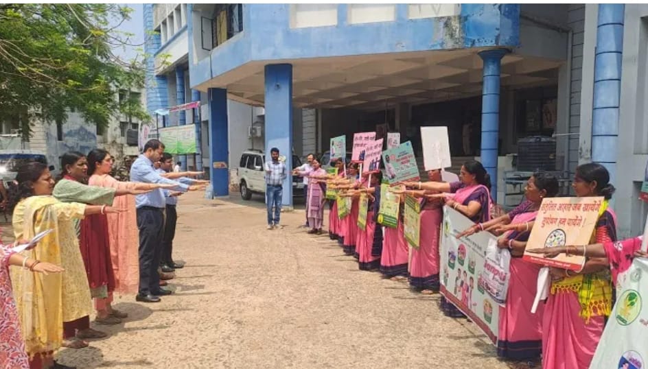पोषण रथ को रवाना करते डीसी और एसपी की फोटो पोषण रथ को रवाना करते डीसी और एसपी की फोटो