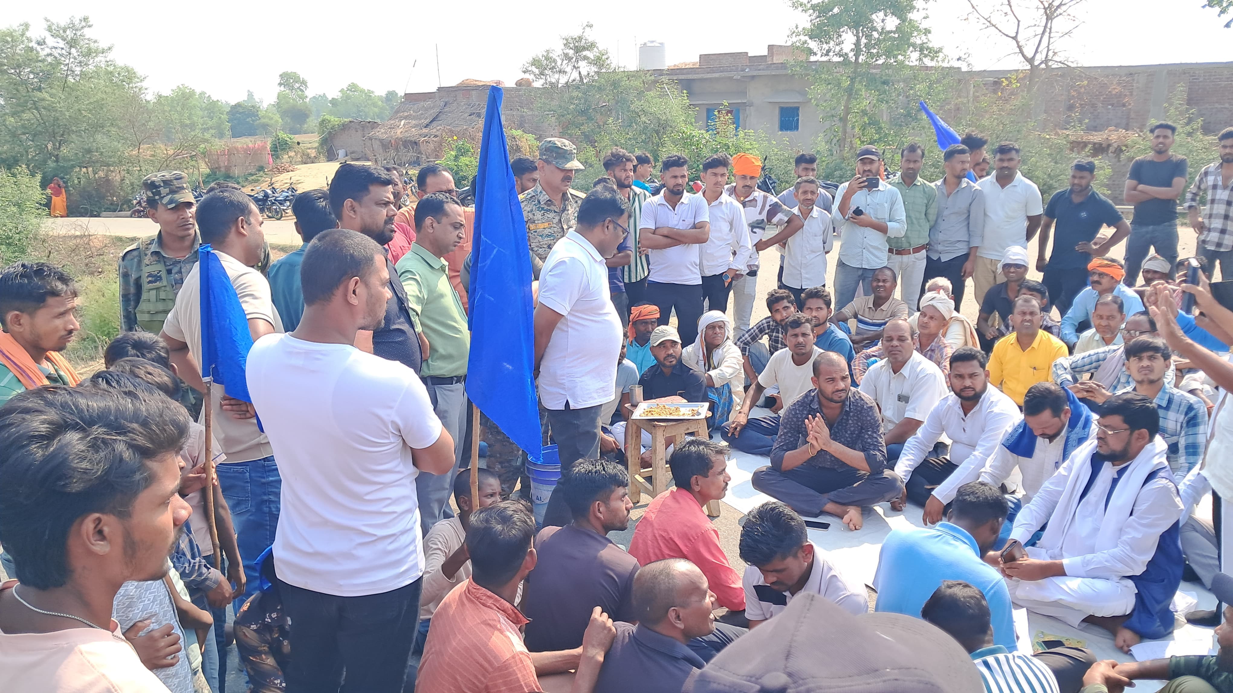 सड़क जाम करते लोग सड़क जाम करते लोग