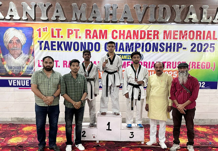 सोनीपत: विजेता विद्यार्थियों को ट्रॉफी व मेडल देकर सम्मानित करते मुख्य अतिथि व आयोजक सोनीपत: विजेता विद्यार्थियों को ट्रॉफी व मेडल देकर सम्मानित करते मुख्य अतिथि व आयोजक