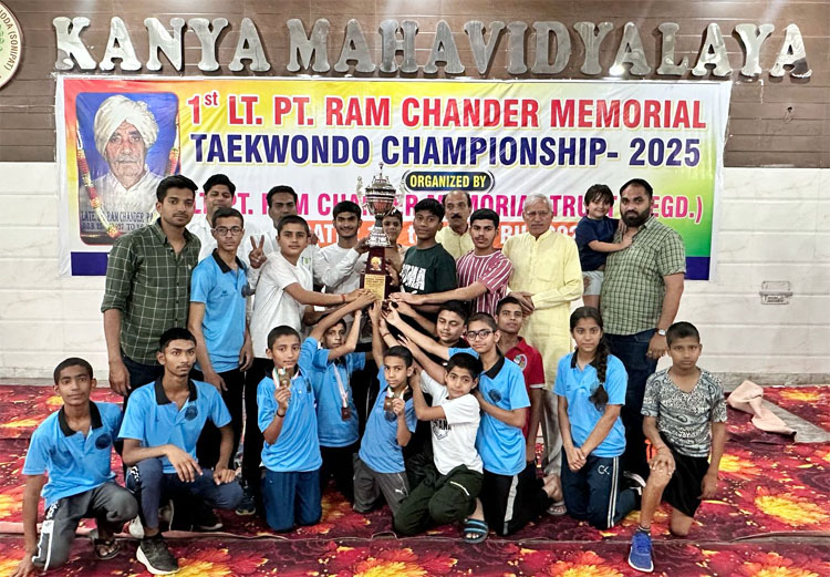 सोनीपत: विजेता विद्यार्थियों को ट्रॉफी व मेडल देकर सम्मानित करते मुख्य अतिथि व आयोजक सोनीपत: विजेता विद्यार्थियों को ट्रॉफी व मेडल देकर सम्मानित करते मुख्य अतिथि व आयोजक