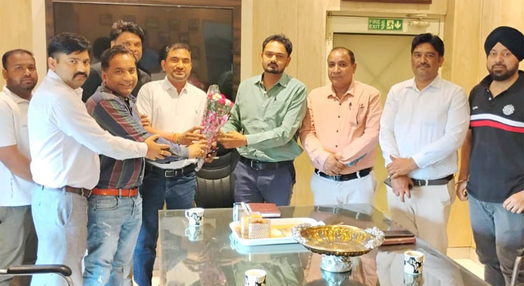 सोनीपत: जिला उद्योग केंद्र के अतिरिक्त संयुक्त निदेशक हितेंद्र कादियान का स्वागत करते एसोसिएशन के पदाधिकारी। सोनीपत: जिला उद्योग केंद्र के अतिरिक्त संयुक्त निदेशक हितेंद्र कादियान का स्वागत करते एसोसिएशन के पदाधिकारी।