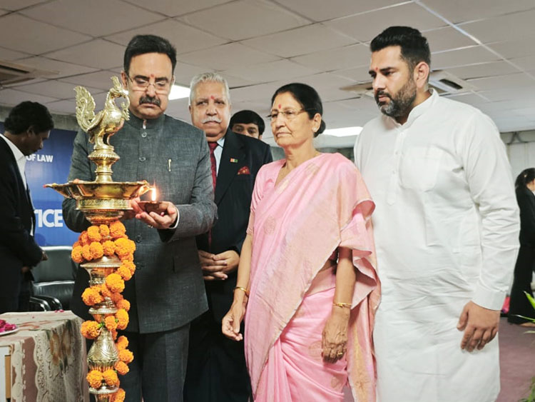 सोनीपत: एसआरएम यूनिवर्सिटी में हरियाणा विधानसभा अध्यक्ष हरविंद्र कल्याण ने मुख्य अतिथि दीप प्रज्जवलित करते हुए। सोनीपत: एसआरएम यूनिवर्सिटी में हरियाणा विधानसभा अध्यक्ष हरविंद्र कल्याण ने मुख्य अतिथि दीप प्रज्जवलित करते हुए।
