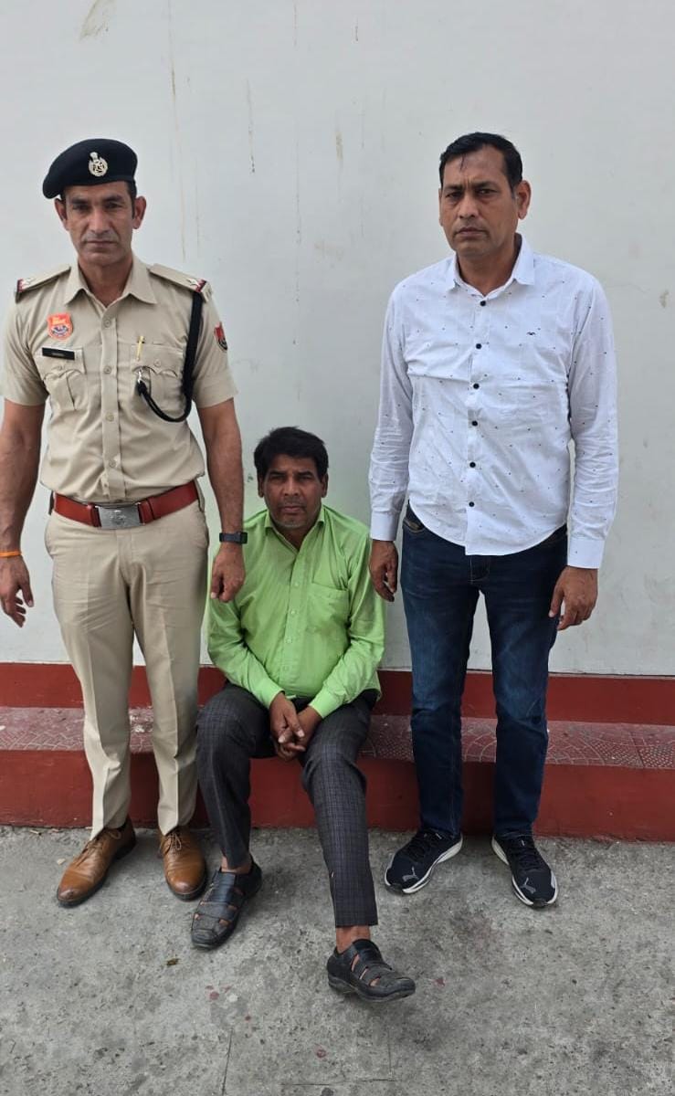 पुलिस की गिरफ्त में ट्रैक्टर हड़पने का आरोपी पुलिस की गिरफ्त में ट्रैक्टर हड़पने का आरोपी