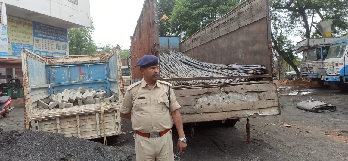 छड़ जप्त करती पुलिस