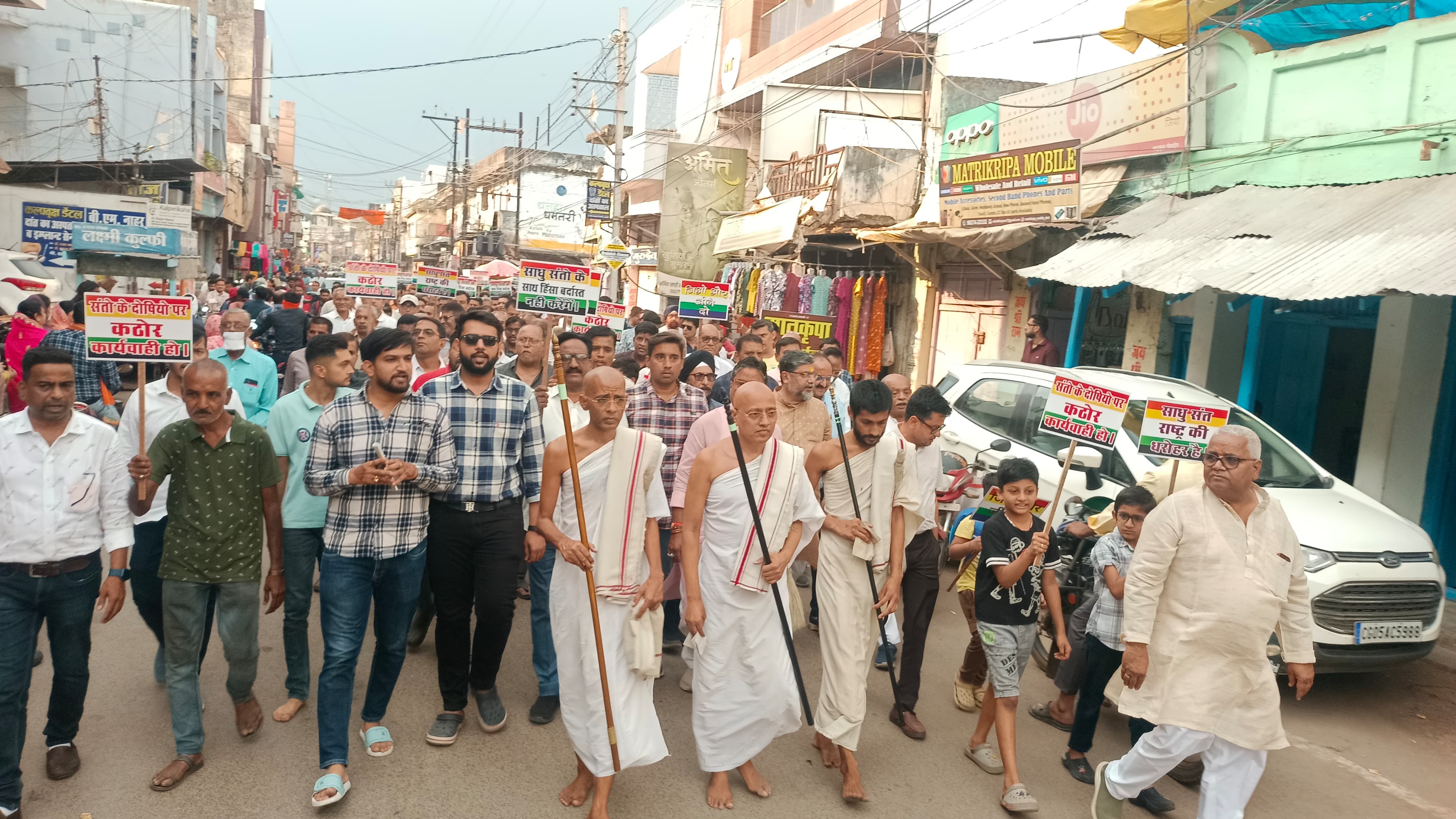 धमतरी में जैन मुनियों की अगुवाई में निकाली गई रैली। धमतरी में जैन मुनियों की अगुवाई में निकाली गई रैली।