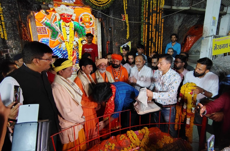 जमानत मिलने पर माता टेकरी पहुंचा, पुजारी के पैर छूकर मांगी माफी जमानत मिलने पर माता टेकरी पहुंचा, पुजारी के पैर छूकर मांगी माफी