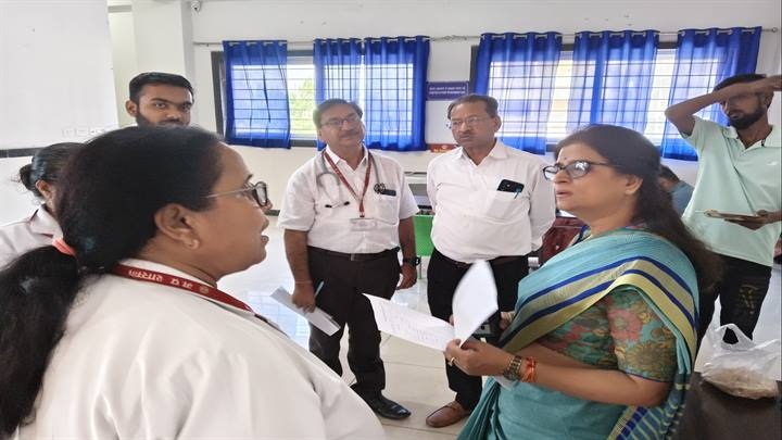डॉ. रचना दुबे ने अधीक्षक डॉ. बलराम उपाध्याय की उपस्थिति में अस्पताल परिसर का निरीक्षण किया डॉ. रचना दुबे ने अधीक्षक डॉ. बलराम उपाध्याय की उपस्थिति में अस्पताल परिसर का निरीक्षण किया