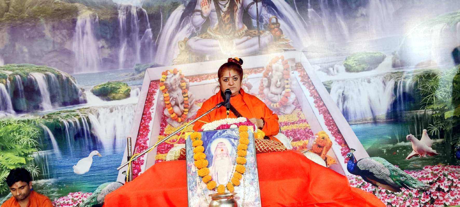 शिव पुराण कथा में प्रवचन करते साध्वी करूणागिरी महाराज। शिव पुराण कथा में प्रवचन करते साध्वी करूणागिरी महाराज।