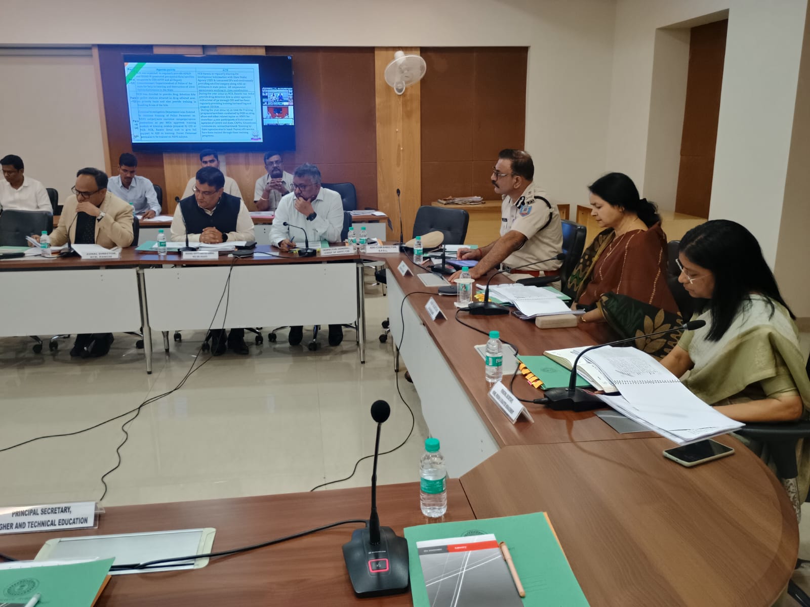 बैठक की तस्वीर बैठक की तस्वीर