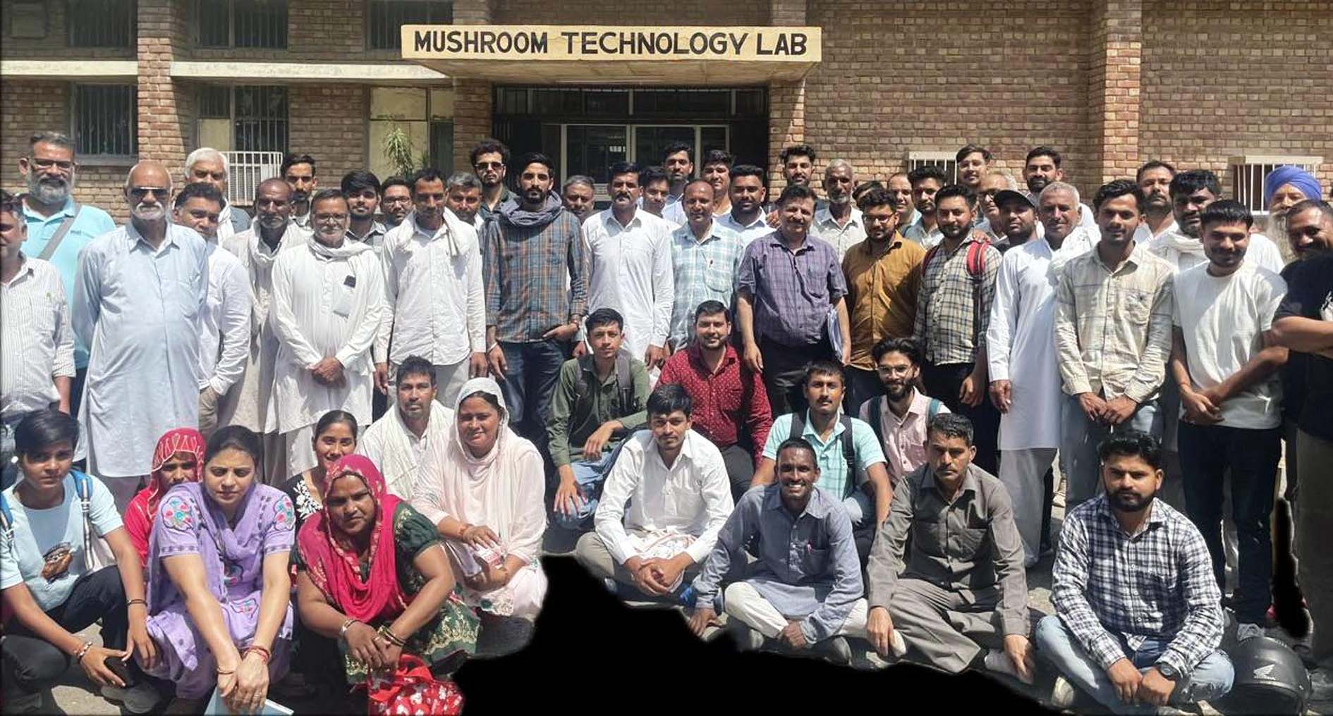 प्रशिक्षण के समापन अवसर पर विशेषज्ञ प्रतिभागियों के साथ