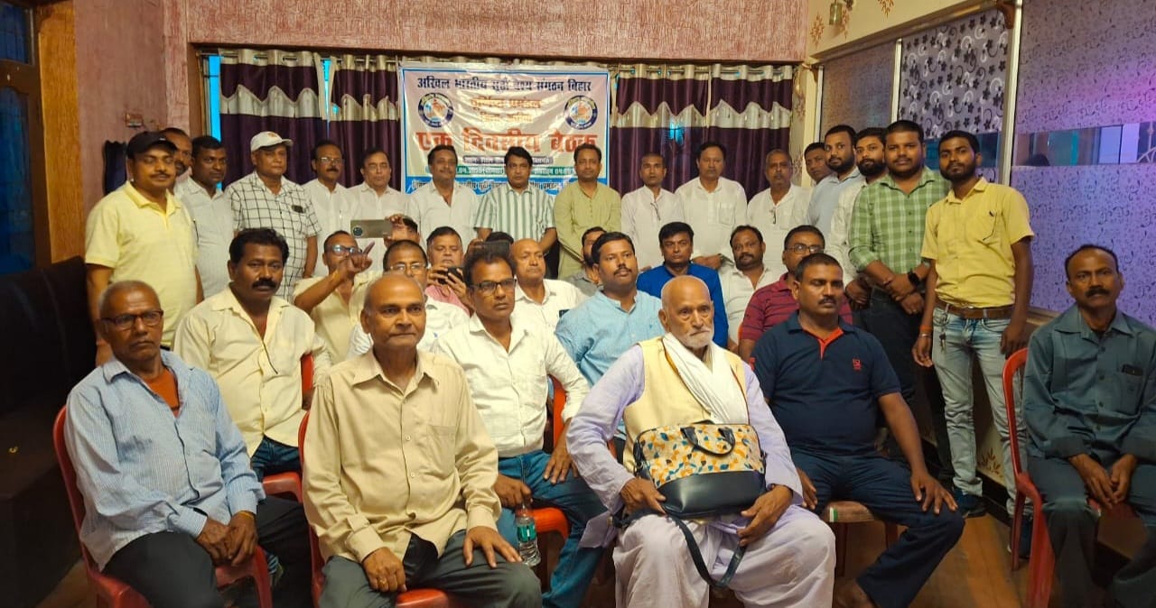 अररिया फोटो:प्रमंडलीय प्रतिनिधियों की बैठक में शामिल समाज के लोग अररिया फोटो:प्रमंडलीय प्रतिनिधियों की बैठक में शामिल समाज के लोग