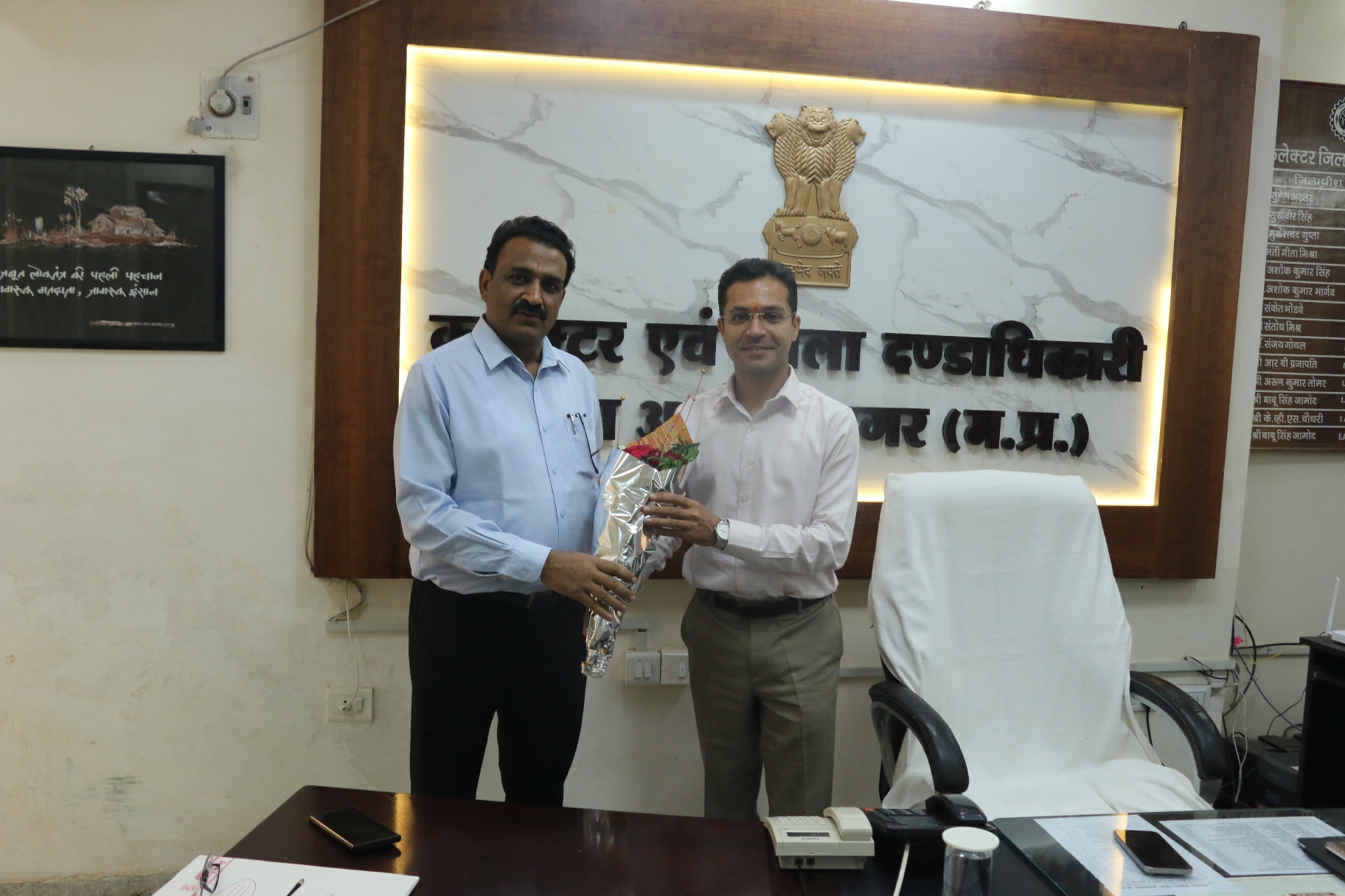 अशोकनगर: नवागत कलेक्टर आदित्य सिंह ने किया पदभार ग्रहण अशोकनगर: नवागत कलेक्टर आदित्य सिंह ने किया पदभार ग्रहण