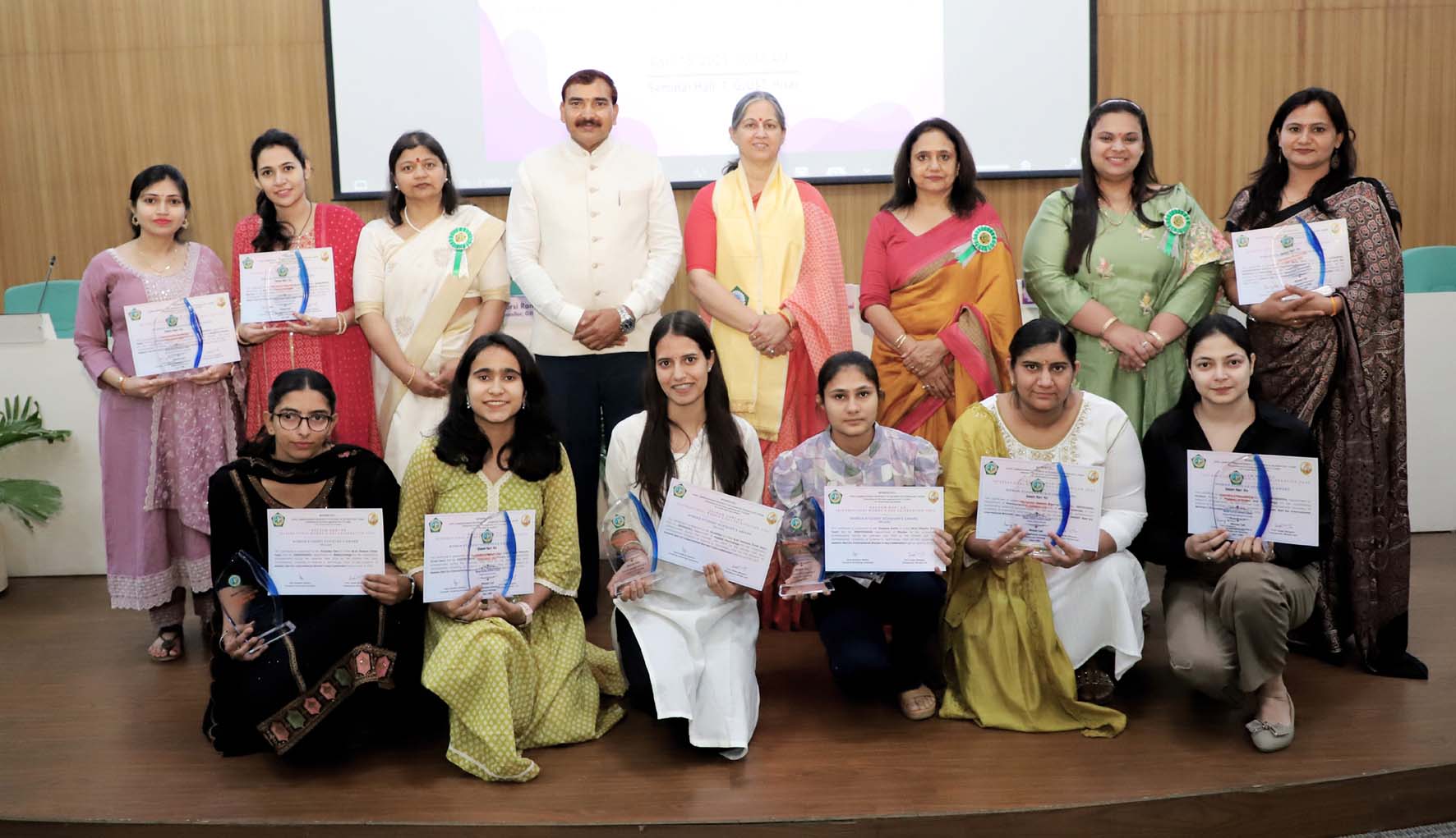 विजेताओं को सम्मानित करते मुख्यातिथि प्रो. दीप्ती धर्मानी, कुलपति प्रो. नरसी राम बिश्नोई एवं अन्य। विजेताओं को सम्मानित करते मुख्यातिथि प्रो. दीप्ती धर्मानी, कुलपति प्रो. नरसी राम बिश्नोई एवं अन्य।