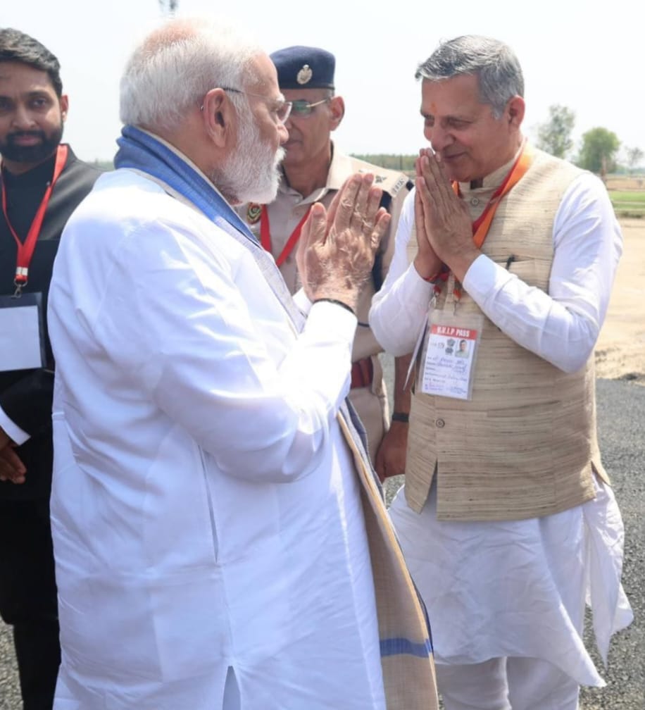 प्रधानमंत्री से मिलते हुए पूर्व कैबिनेट मंत्री कंवर पाल प्रधानमंत्री से मिलते हुए पूर्व कैबिनेट मंत्री कंवर पाल