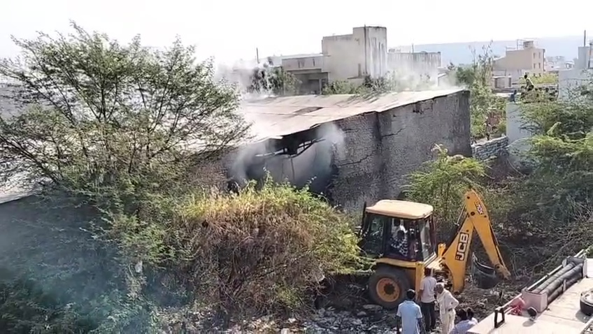 चित्तौड़गढ़ शहर में स्थित एक टेंट हाउस गोदाम में आग से लाखों का नुकसान। चित्तौड़गढ़ शहर में स्थित एक टेंट हाउस गोदाम में आग से लाखों का नुकसान।
