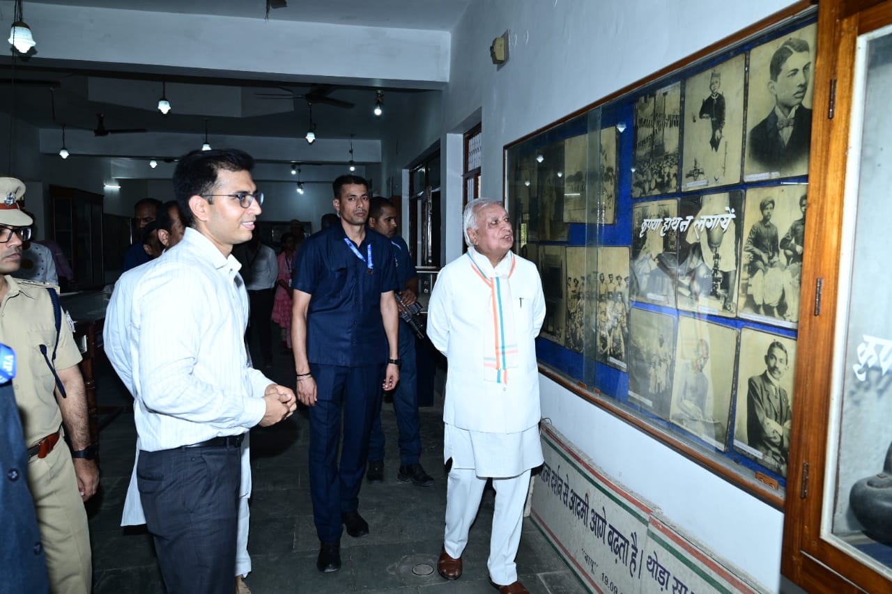 चंपारण सत्याग्रह से जुड़ी तस्वीरो का अवलोकन करते राज्यपाल चंपारण सत्याग्रह से जुड़ी तस्वीरो का अवलोकन करते राज्यपाल