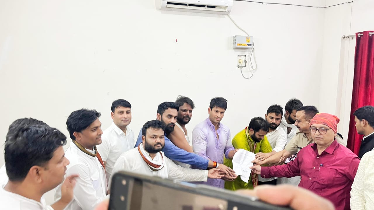 ज्ञापन साैपते ज्ञापन साैपते