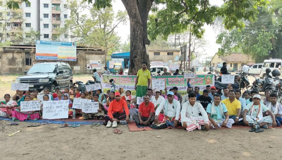 कंपनी के पास धरना-प्रदर्शन करते रैयतों की फोटो कंपनी के पास धरना-प्रदर्शन करते रैयतों की फोटो