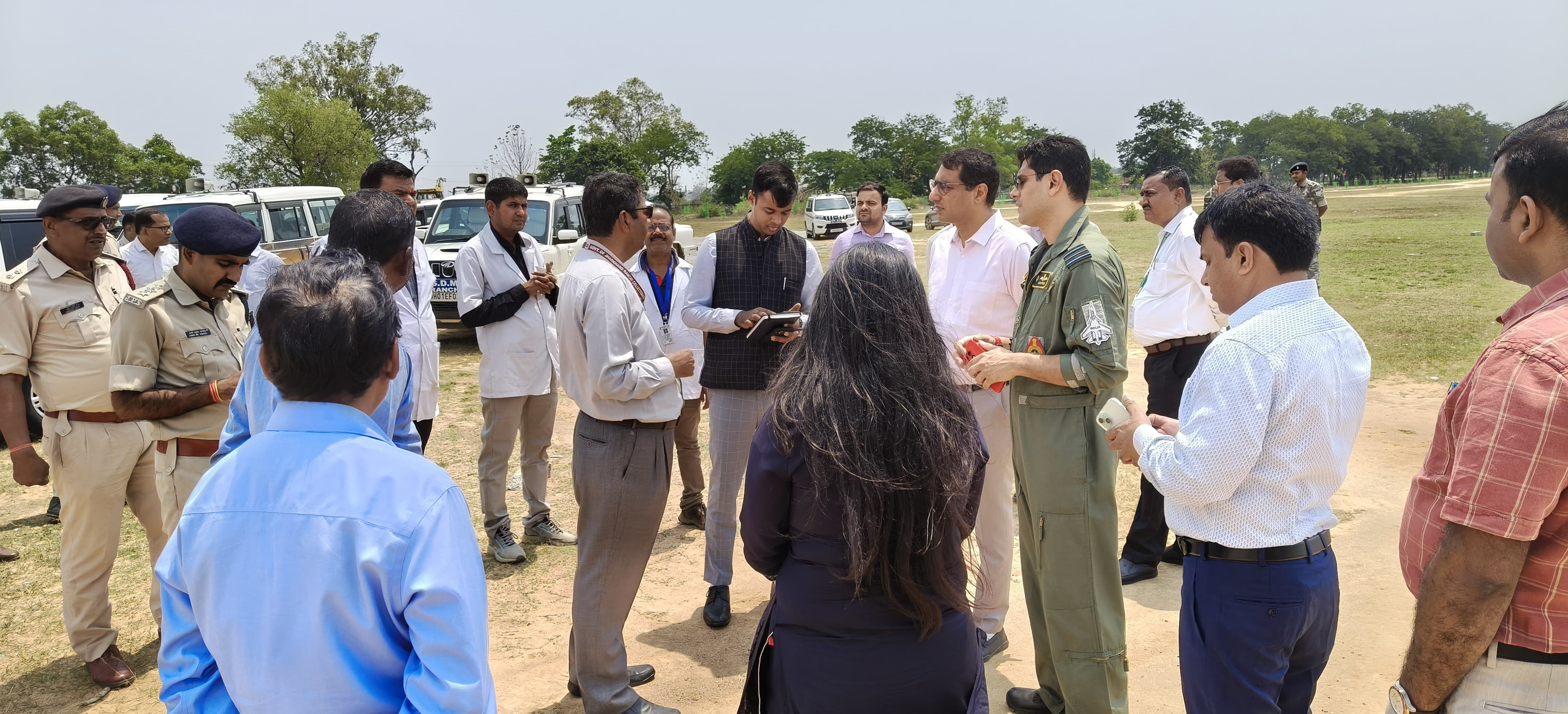 एसडीओ उत्कर्ष कुमार निरीक्षण करते हुए एसडीओ उत्कर्ष कुमार निरीक्षण करते हुए