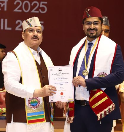 एबीबीएस के एक छात्र काे डिग्री देते केंद्रीय स्वास्थ्य मंत्री जेपी नड्डा। एबीबीएस के एक छात्र काे डिग्री देते केंद्रीय स्वास्थ्य मंत्री जेपी नड्डा।