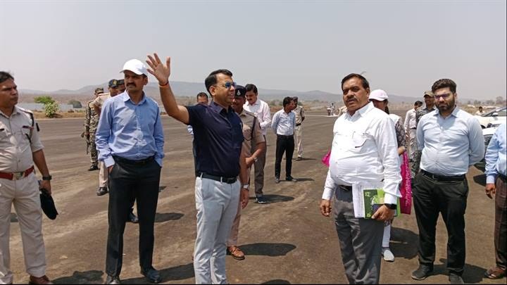 कलेक्टर एवं एसपी ने किया हेलीपेड का निरीक्षण कलेक्टर एवं एसपी ने किया हेलीपेड का निरीक्षण